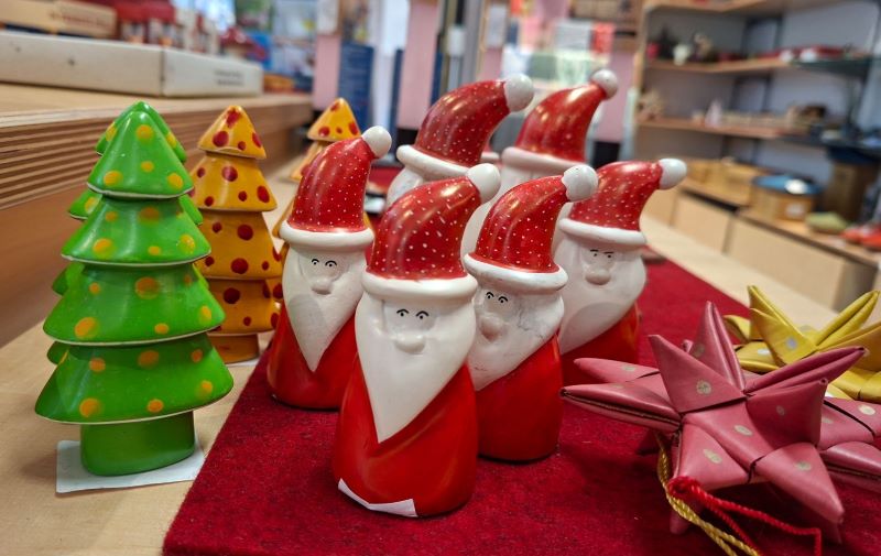 Weihnachtsmänner aus Ton