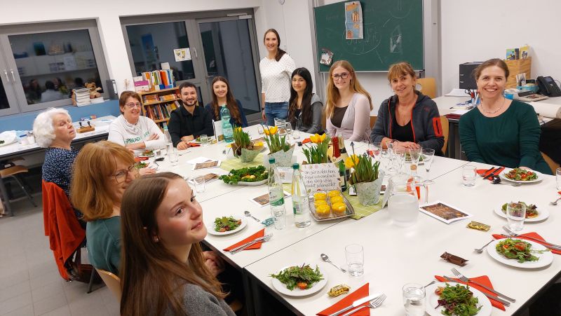 Die Teilnehmenden des fairen Kochkurses der VHS Kahl und Weltladen Alzenau
