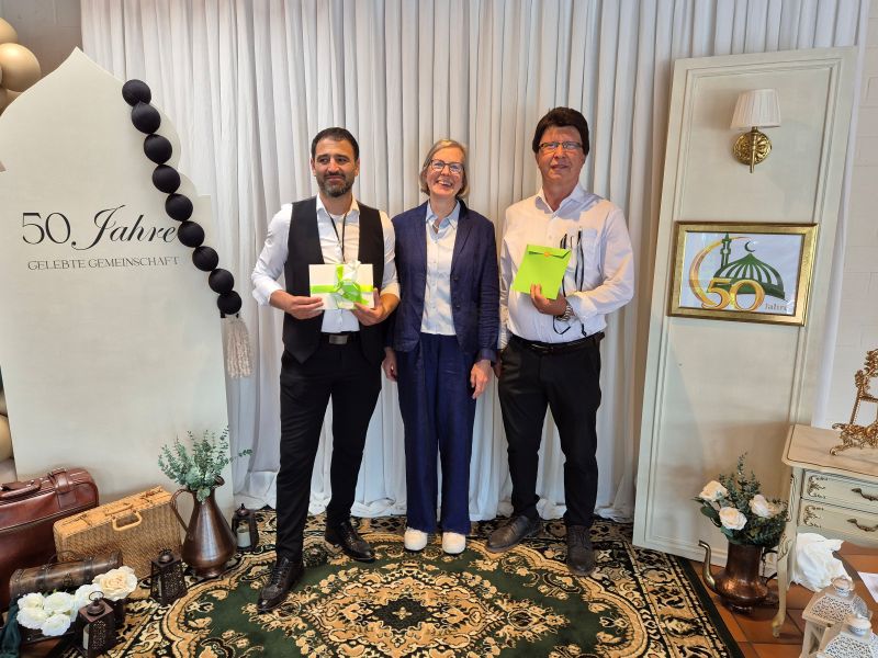 Barbara Schelbert überbringt die Glückwünsche des Weltladens an die Moschee-Verantwortlichen