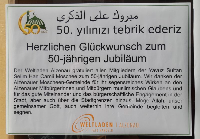 Glückwunschplakat im Weltladen-Schaufenster