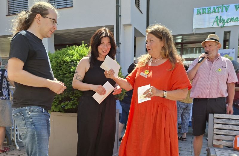 Übergabe der übrigen Spenden aus den Vorjahren an Jump OIn und JiA
