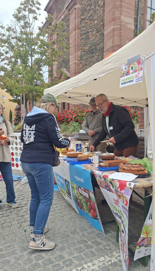 Viel los war am Infostand zur Fairen Woche 2026 beim Wochenmarkt in Alzenau
