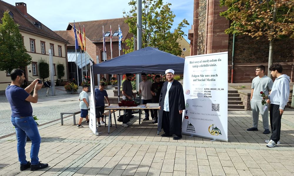 Infostand mit Mitgliedern der Moschee Alzenau