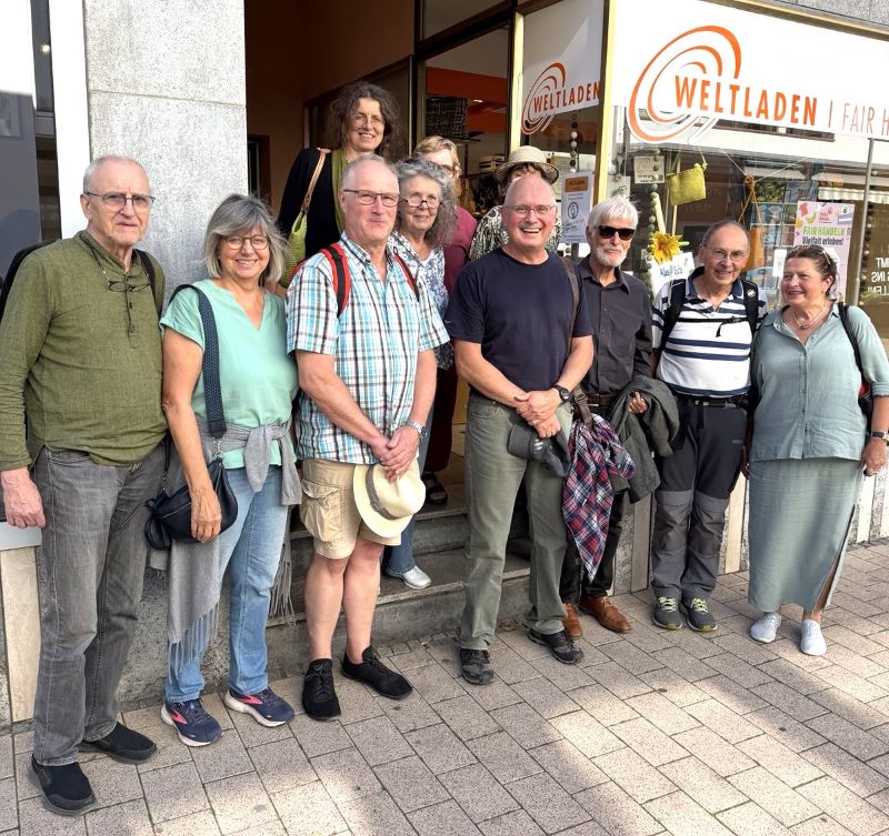 Die Gemeinwohlökonomie-Gruppe beim Besuch im Weltladen. Bildrechte: Karl Amberg